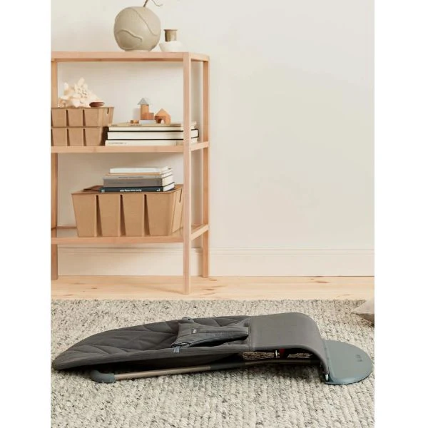 Babybjörn Ležaljka Woven Petal Quilt Anthracite 006226