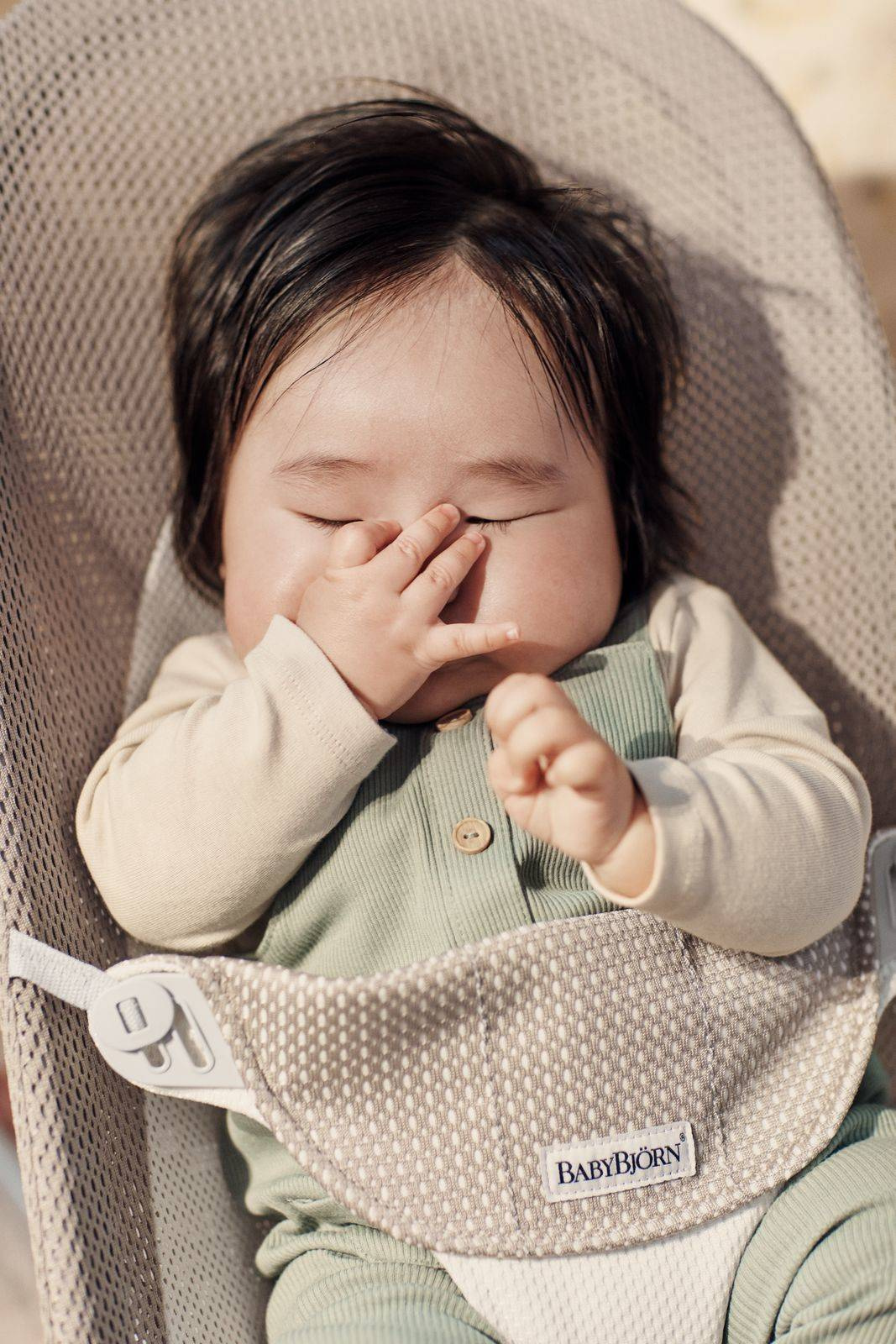 Babybjörn Ležaljka Balance Soft Mesh Gray Beige/White 005144