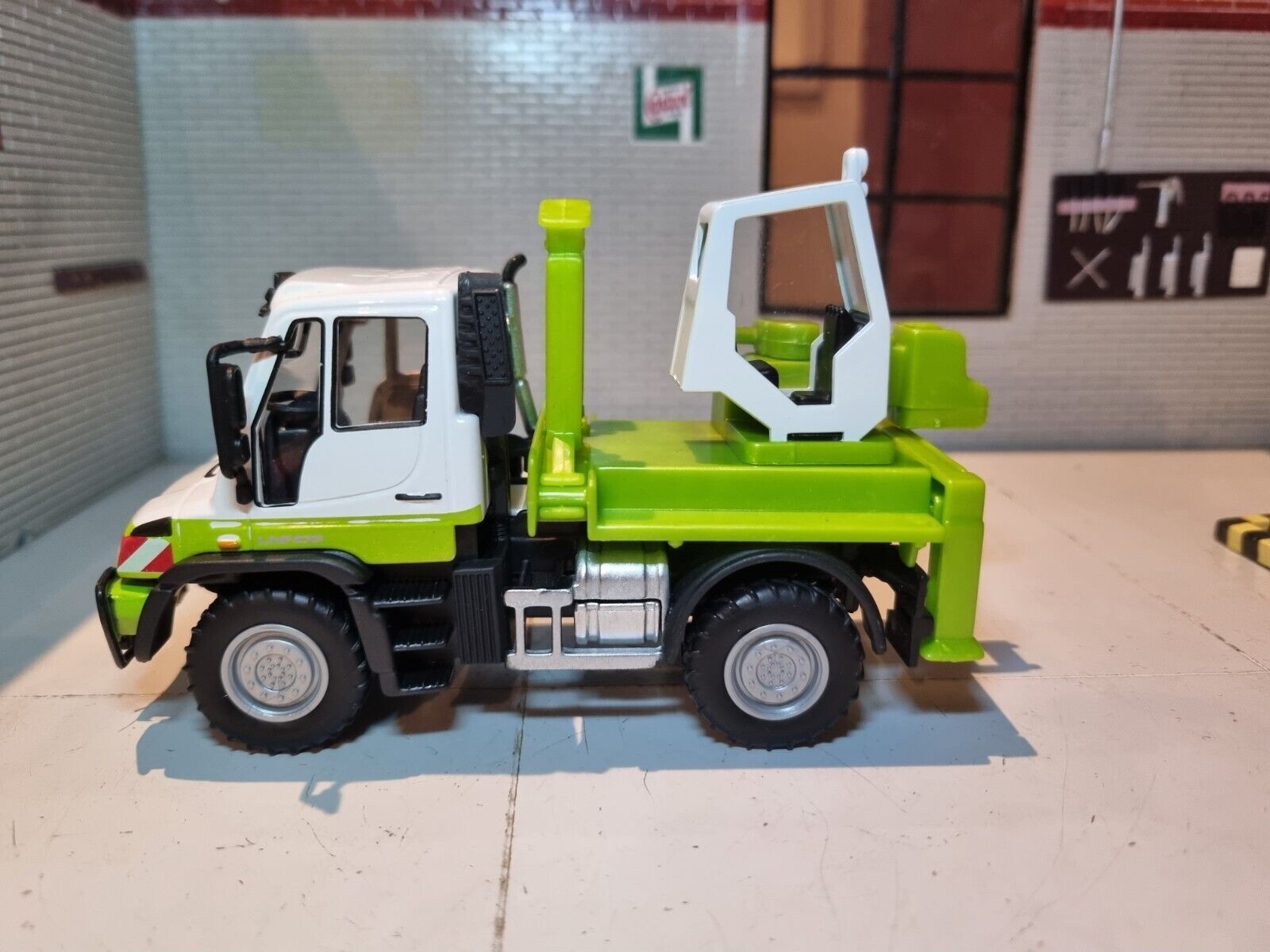 Auto Maisto Mercedes Unimog Gradski Servisi 21238