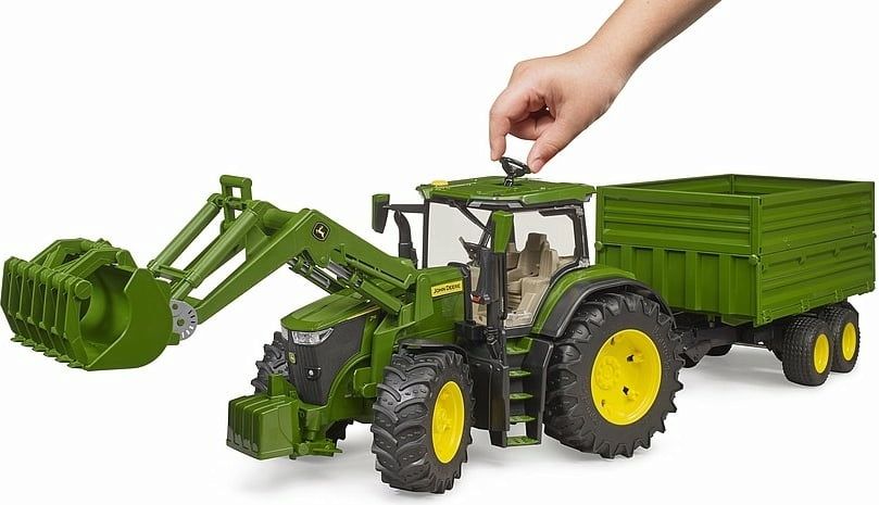 John Deere Traktor S Prednjim Utovarivačem I Prikolicom