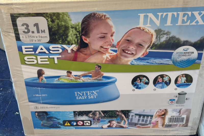 Box for Intex Easy Set pool showing a family enjoying a blue round pool outdoors, with size 3.1 m noted on the packaging.
